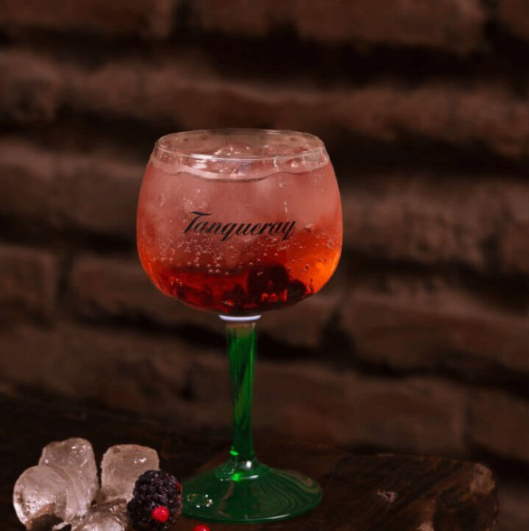 შავი მოცხარის Gin & Tonic