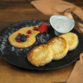 Сирники з соусом із халви